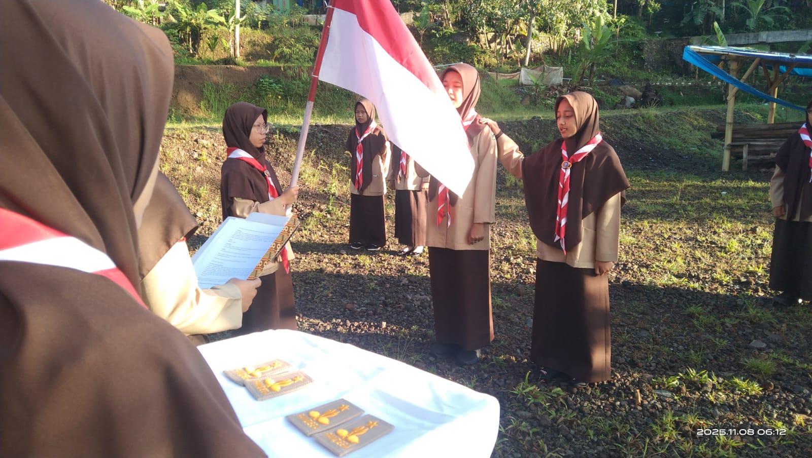 Dr. Lina Marlina dalam kegiatan pendidikan karakter dan kepramukaan