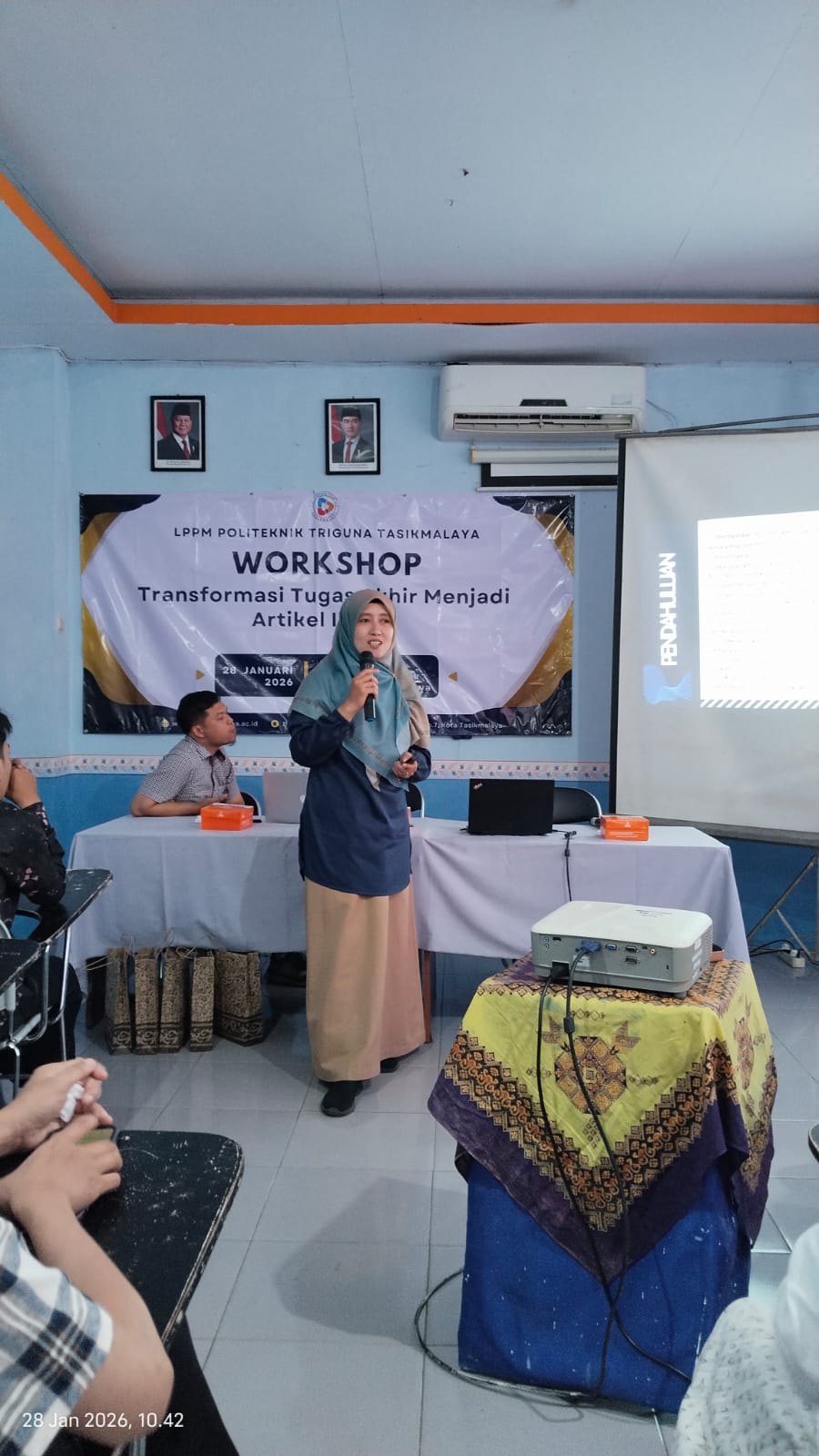 Dr. Lina Marlina sebagai pemateri dalam kegiatan workshop dan pengembangan kapasitas